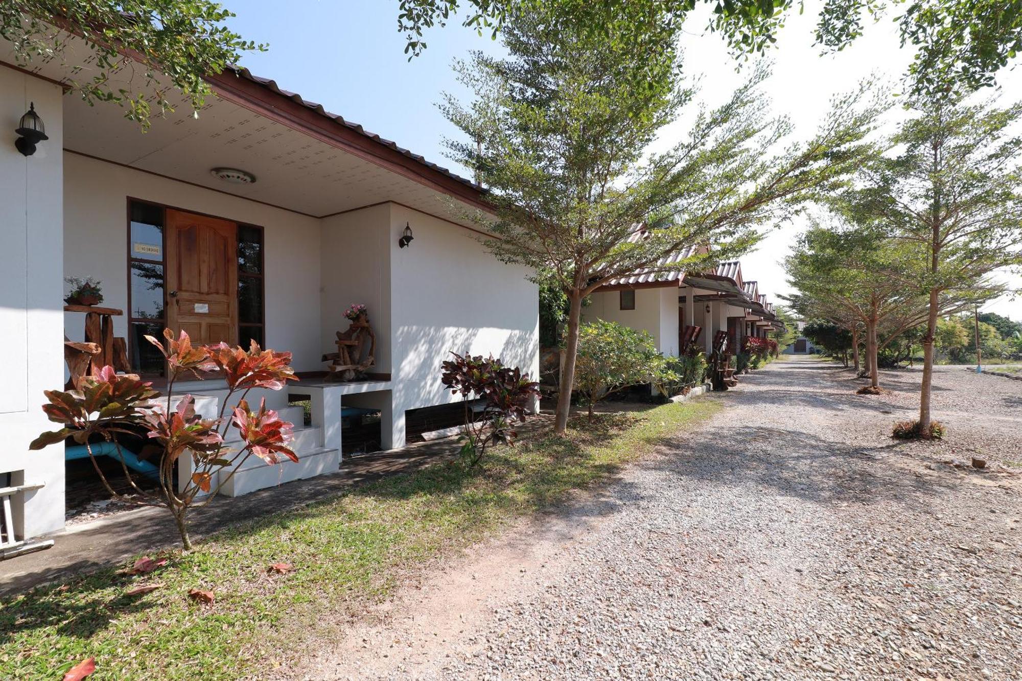 Oyo 553 Kongsup Resort Lamphun Extérieur photo